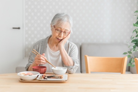 高齢者の孤食は健康な食生活を遠ざける